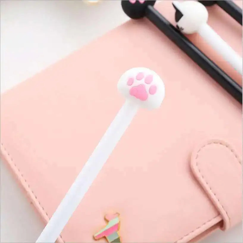 Craque pour cette gomme patte de chat kawaii 🐾 ! Pratique et trop mignonne, elle est parfaite pour ta trousse ou ton bureau